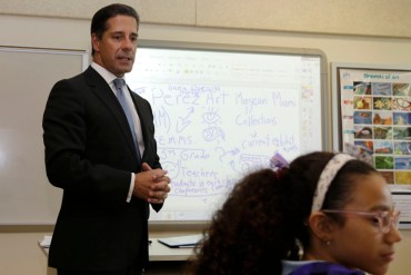 Alberto Carvalho, superintendent of Miami-Dade County Public Schools, talks with students in August 2014.  (Photo by Lynne Sladky/AP)