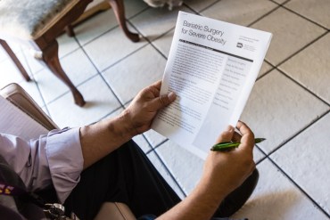 Walfred Lopez informs patient Maria Rivera that she is a candidate for bariatric surgery, but needs to lose some weight before the procedure (Photo by Heidi de Marco/KHN).