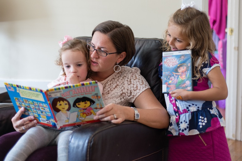 Anne Shamiyeh reads to her daughters Zara and Malia on Thursday, October 22, 2015 (Photo by Heidi de Marco/KHN).