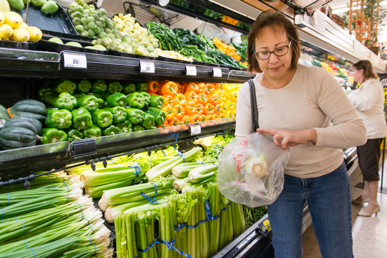 Lisa Tamura shops in the vegetable aisle after getting advice from Dr. Phil Cecchini at the Ralphs supermarket in Laguna Hills, California, on Thursday, November 12, 2015 (Photo by Heidi de Marco/KHN).