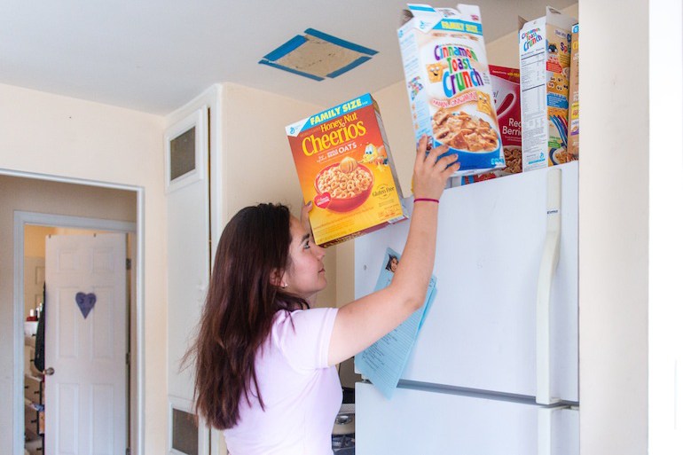 Sandy Roman, esposa de Benito Salgado, dijo que tiene cereal extra en caso que lo necesiten si ocurre un desastre. Sólo el 38 por ciento de los hogares latinos reportaron tener un plan de desastre, el más bajo de cualquier grupo étnico o racial en el condado. (Heidi de Marco/KHN)