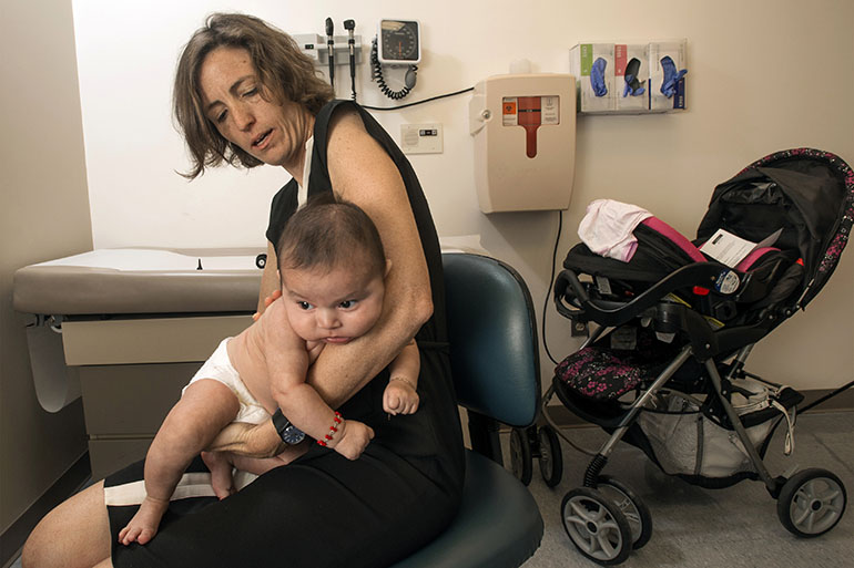 La doctora Sarah Polk, pediatra, provee cuidado en la clínica Centro SOL en Johns Hopkins, en Baltimore, para pacientes como Janexy Marquez-Ramirez. (Doug Kapustin para KHN)