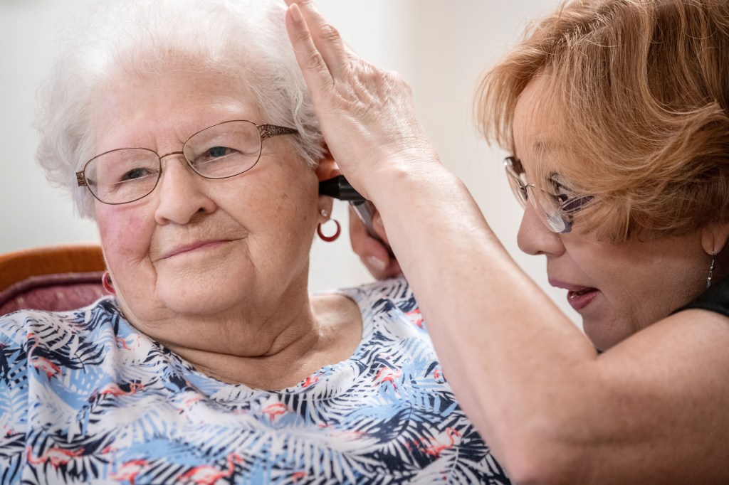 Más que nada, la cera en los oídos genera riesgos para adultos mayores en  hogares - KFF Health News