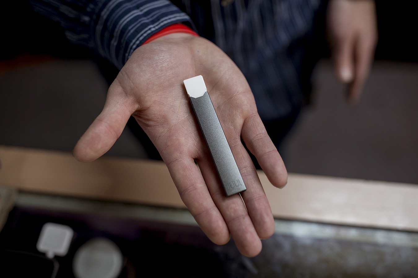 Padres que usan e-cigarrillos dañan más la salud de sus hijos