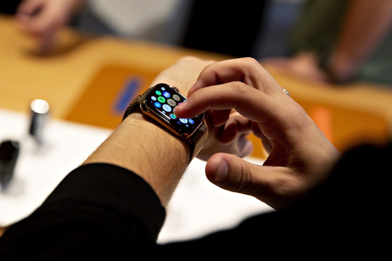 Para los abuelos: nuevo Apple Watch monitorea caídas y el ritmo cardíaco -  KFF Health News