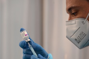 A health worker prepares a dose of AstraZeneca’s covid-19 vaccine