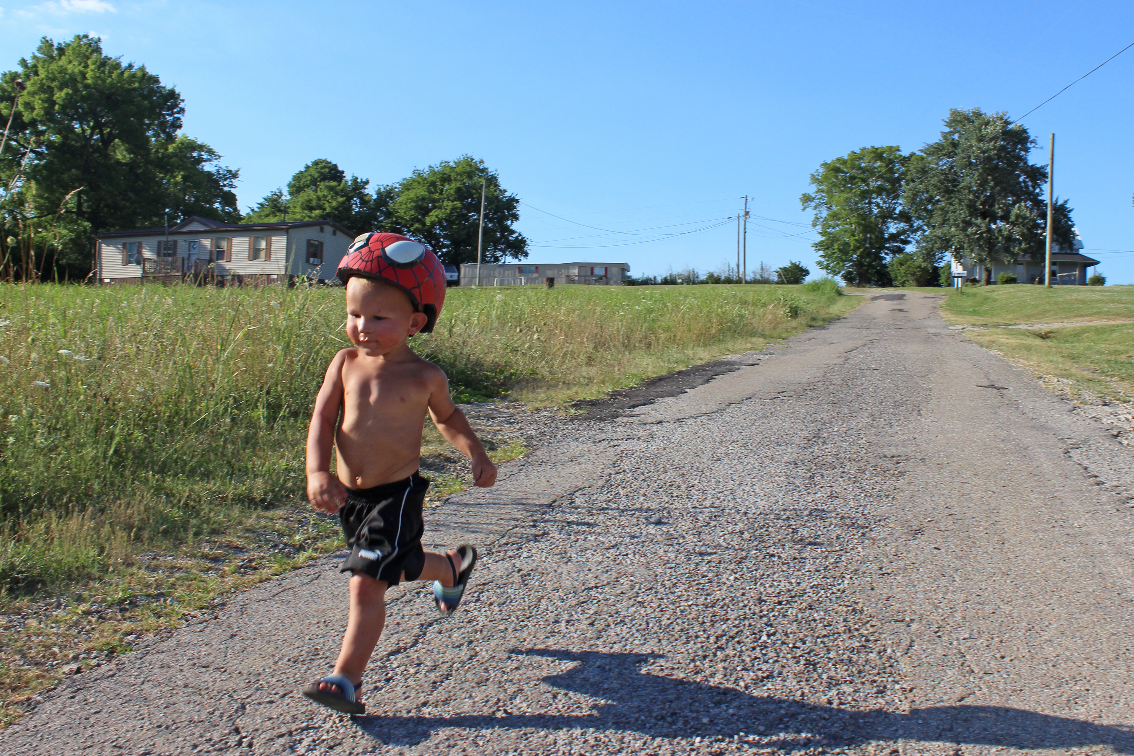 A photo shows Memphis Lester running on a country road.