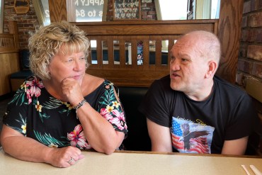 A photo shows Connie Bowen and Mike Lee sitting together at a restaurant booth.