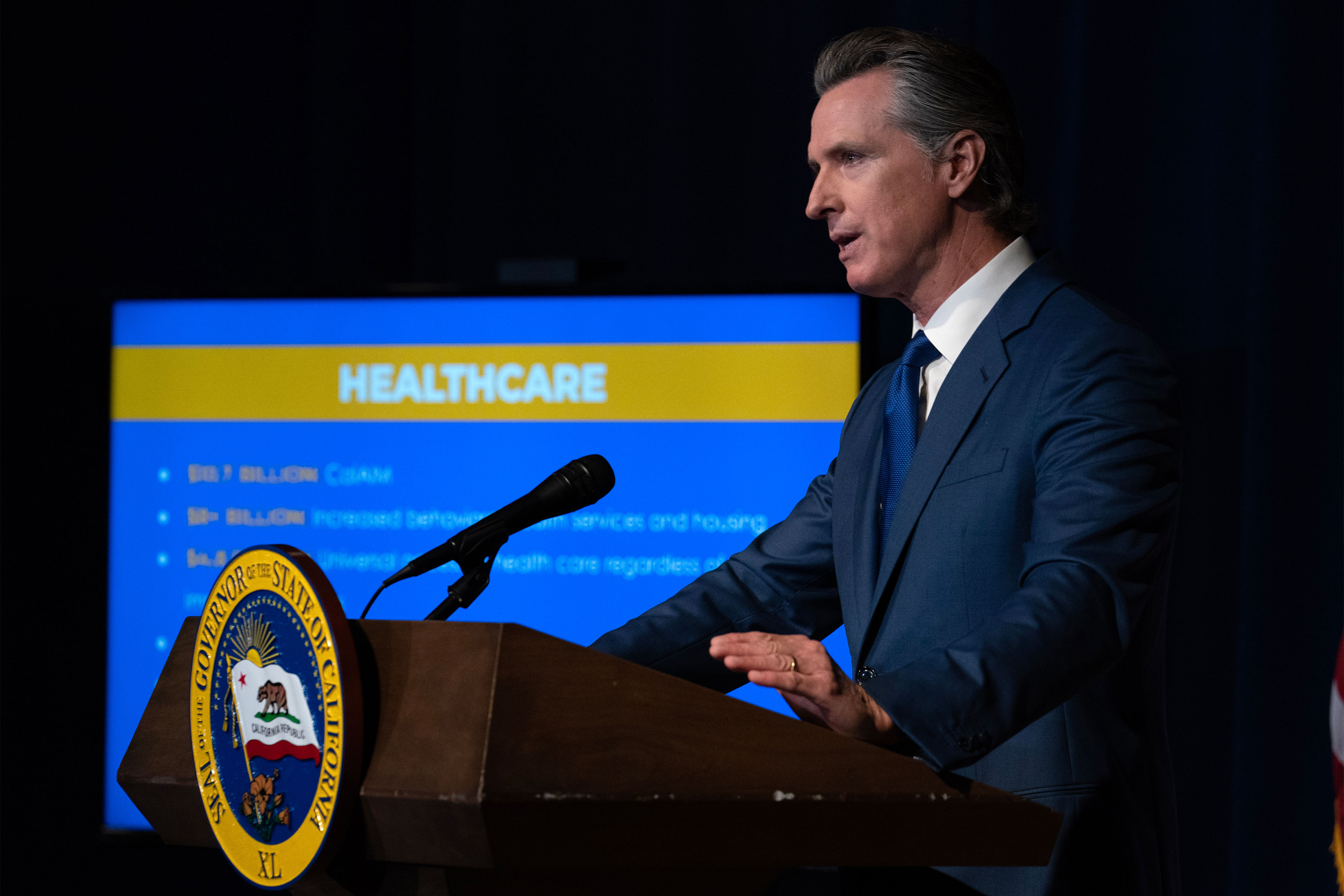 Gobernador de California y legisladores demócratas discrepan sobre el uso de miles de millones de dólares en fondos de salud