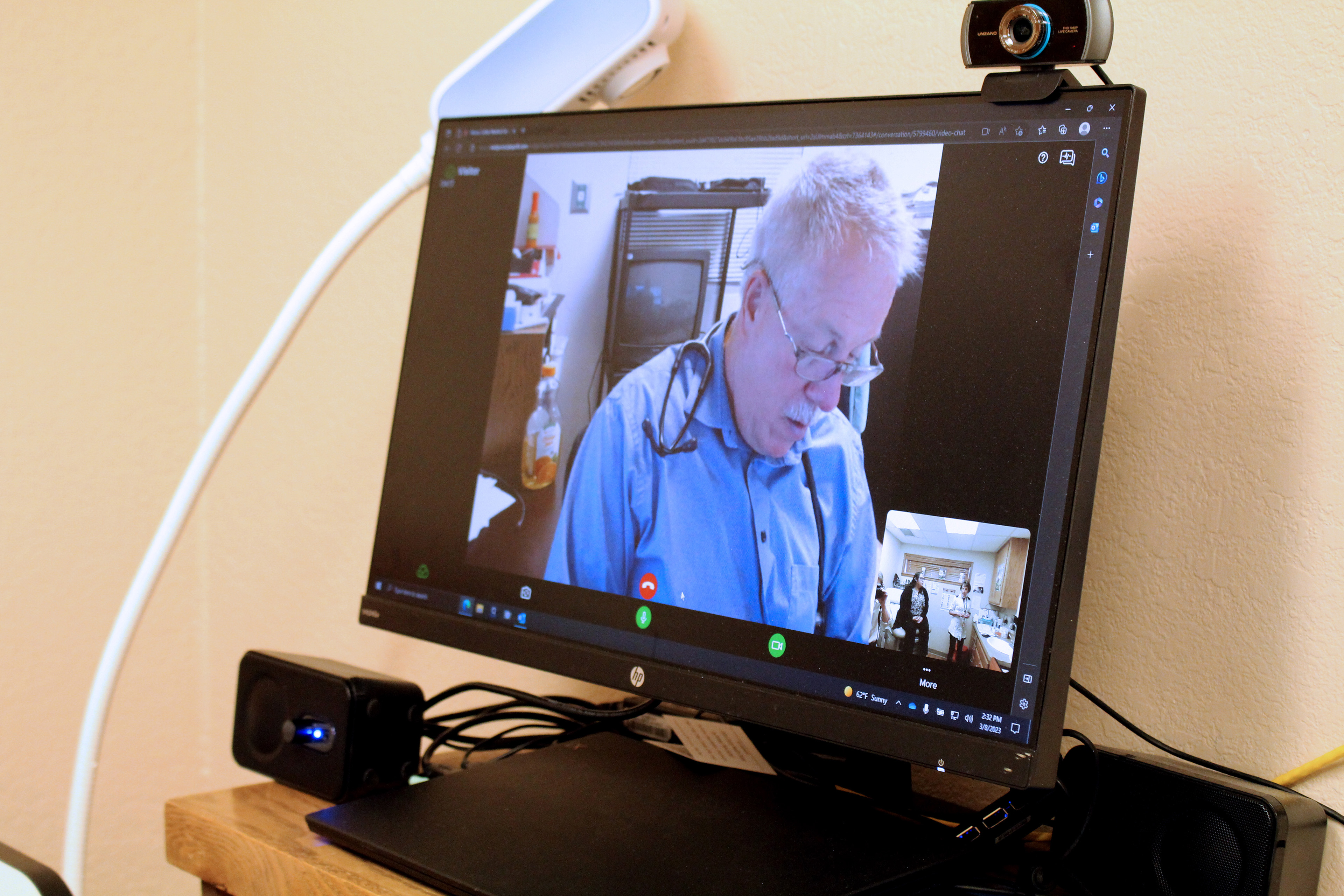 Daktaras Timothy Briningeris matomas kompiuterio ekrane.  Jis kalbasi su pacientu per vaizdo skambutį.