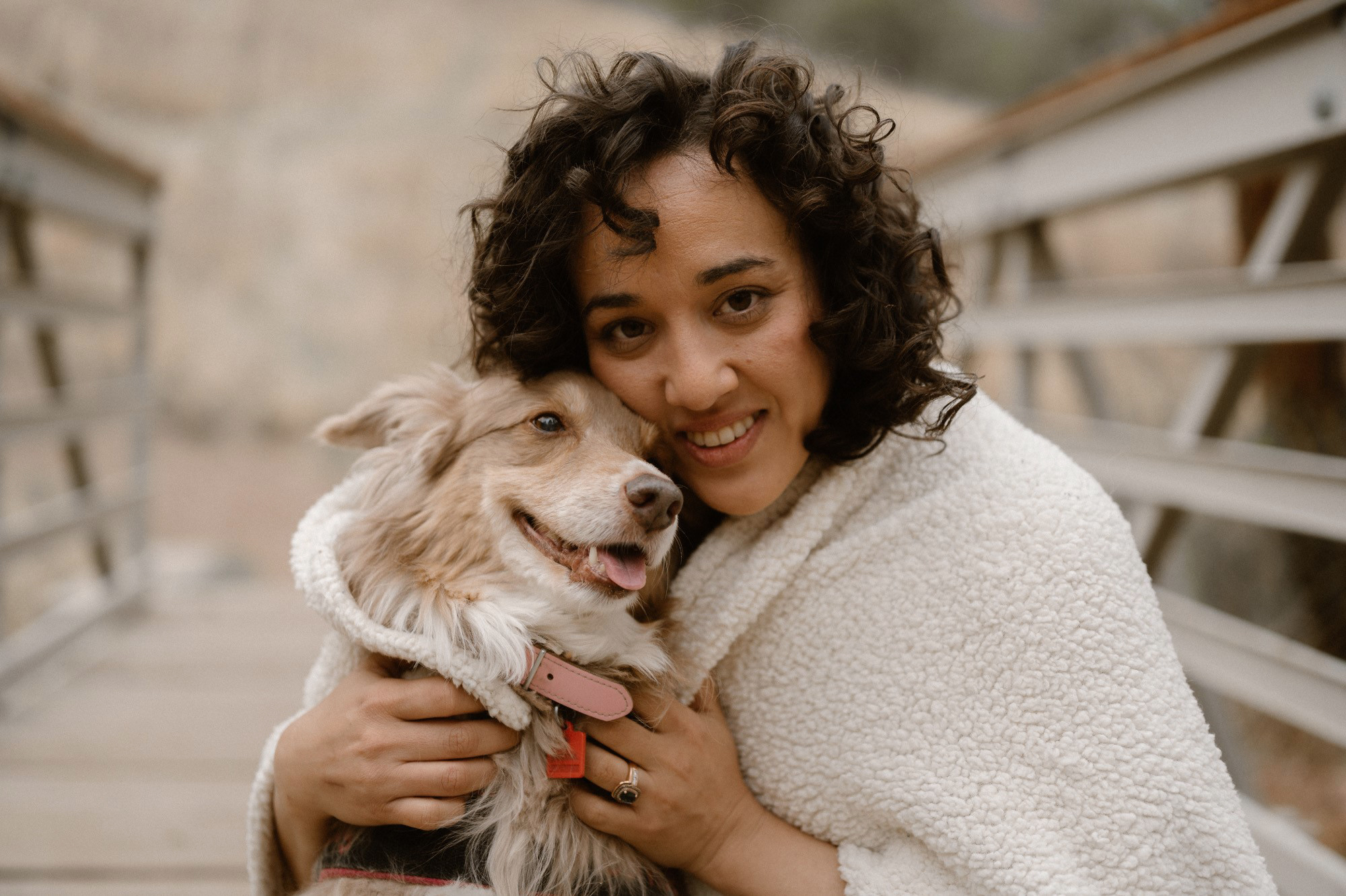 Mariana Marquez-Farmer'ın köpeğiyle dışarıda bir portre için poz verdiği bir fotoğraf.