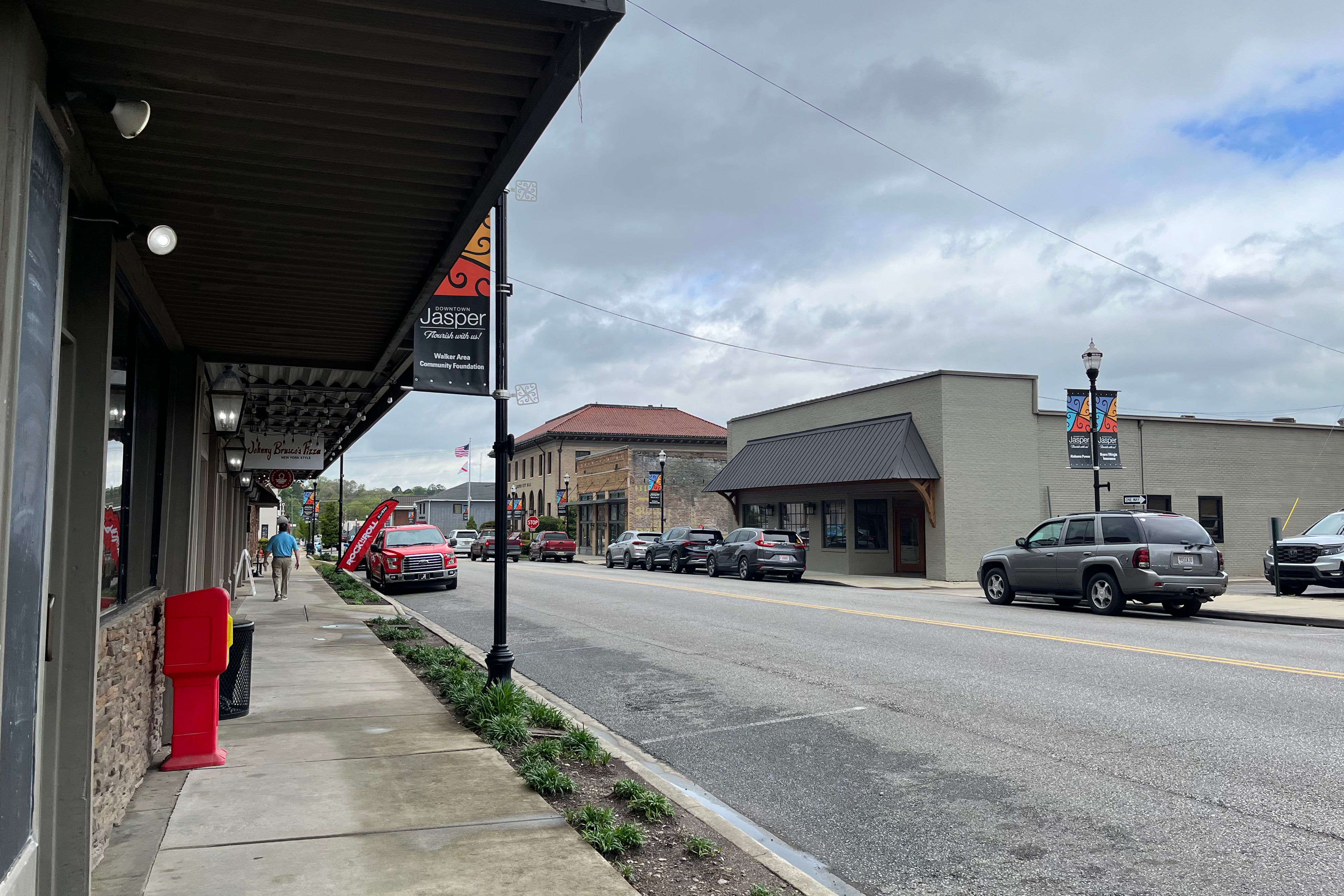 A photo of a street in Walker County, Alabama.