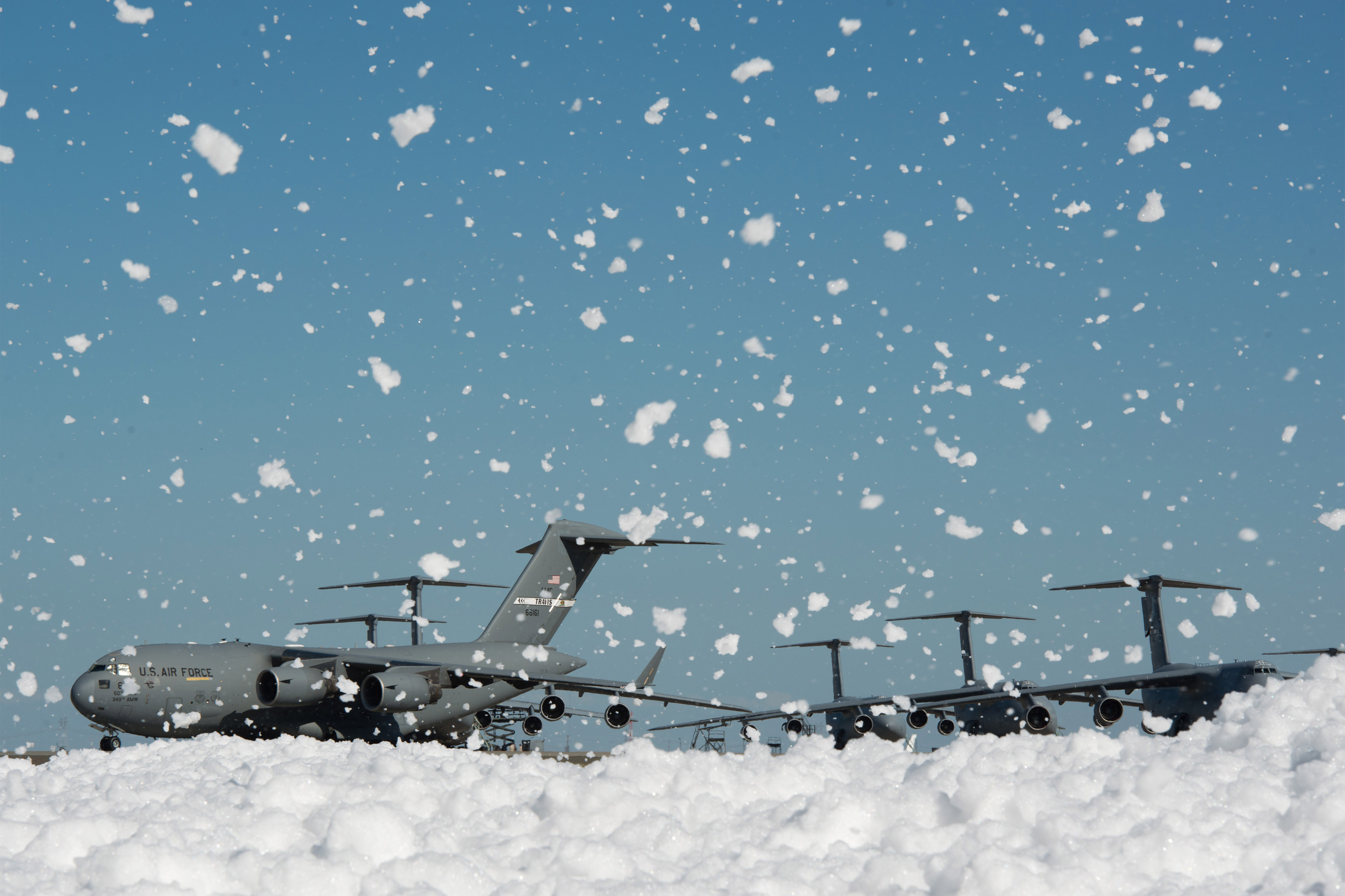 Uma foto da espuma cobrindo a linha de vôo da Base Aérea de Travis.  Aviões militares podem ser vistos ao fundo.