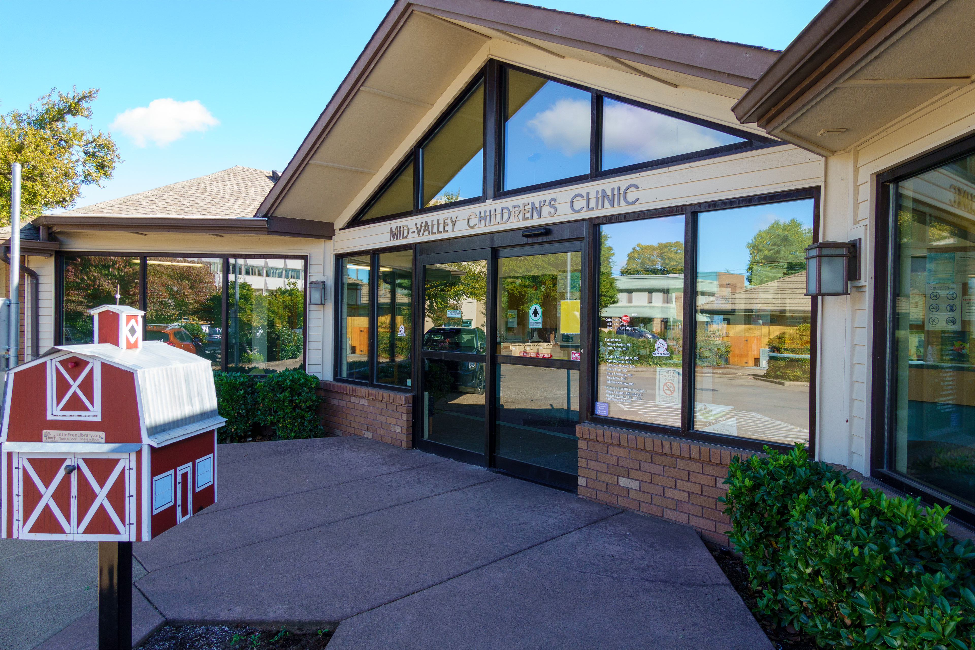 A photo of the outside of a clinic.