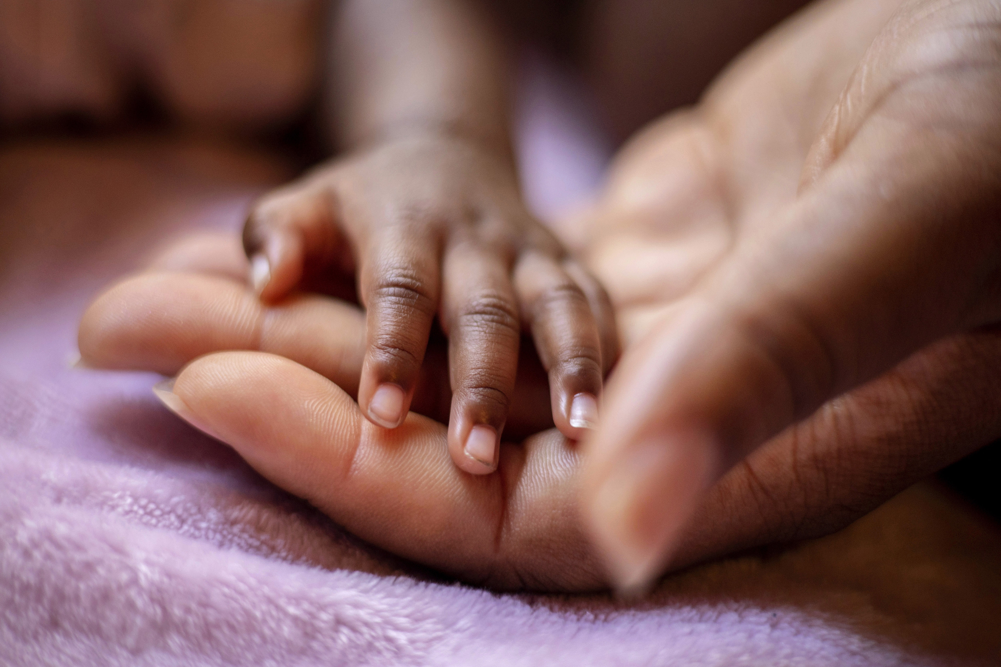 O’laysha Davis holds hands with her daughter, Journee.