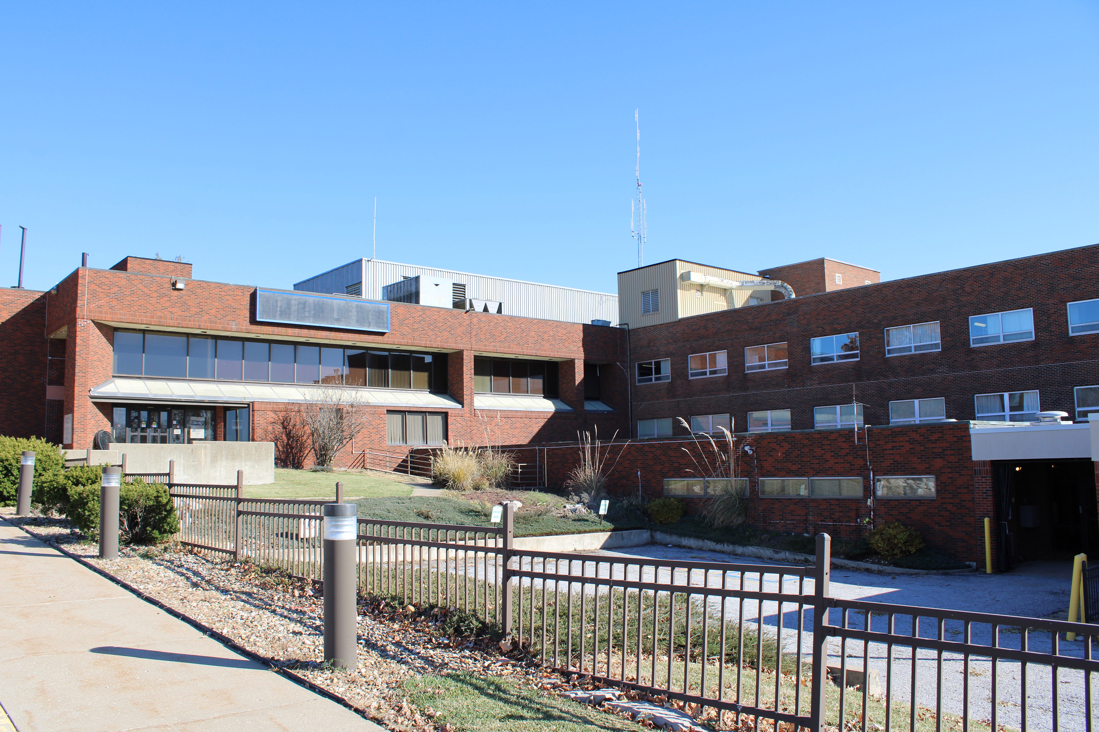 An exterior shot of the Keokuk Area Hospital. It is a 2 to 3 story brick building.