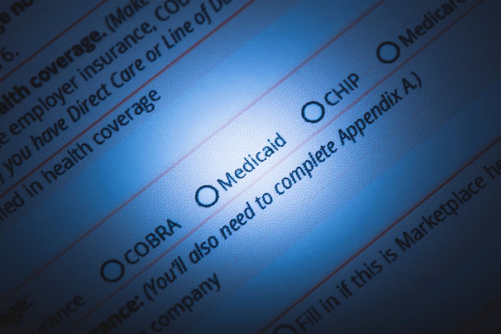 Casi 1 de cada 4 adultos desafiliados de Medicaid siguen sin seguro,
indica encuesta