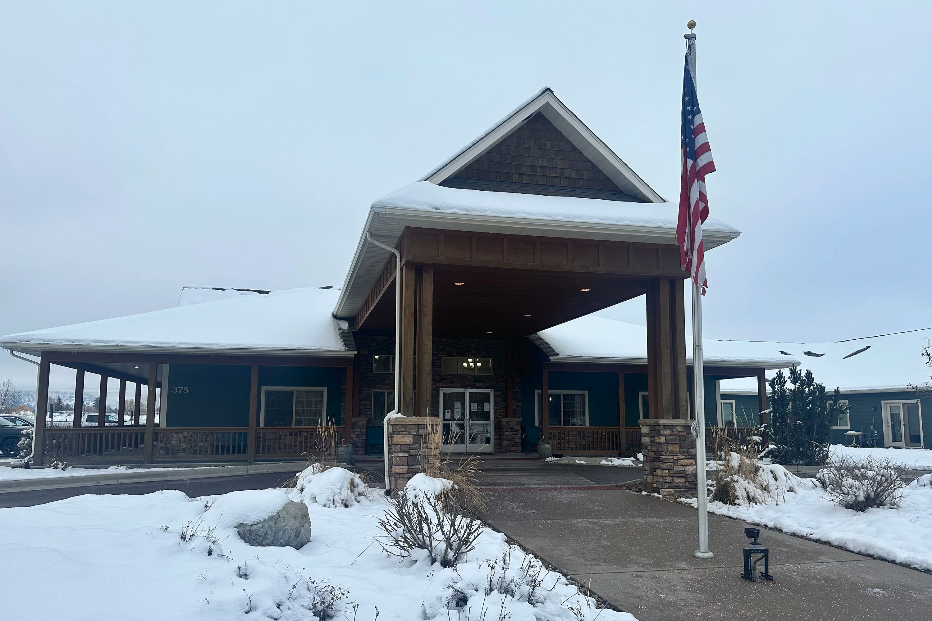 A photo of the exterior of an assisted living facility.