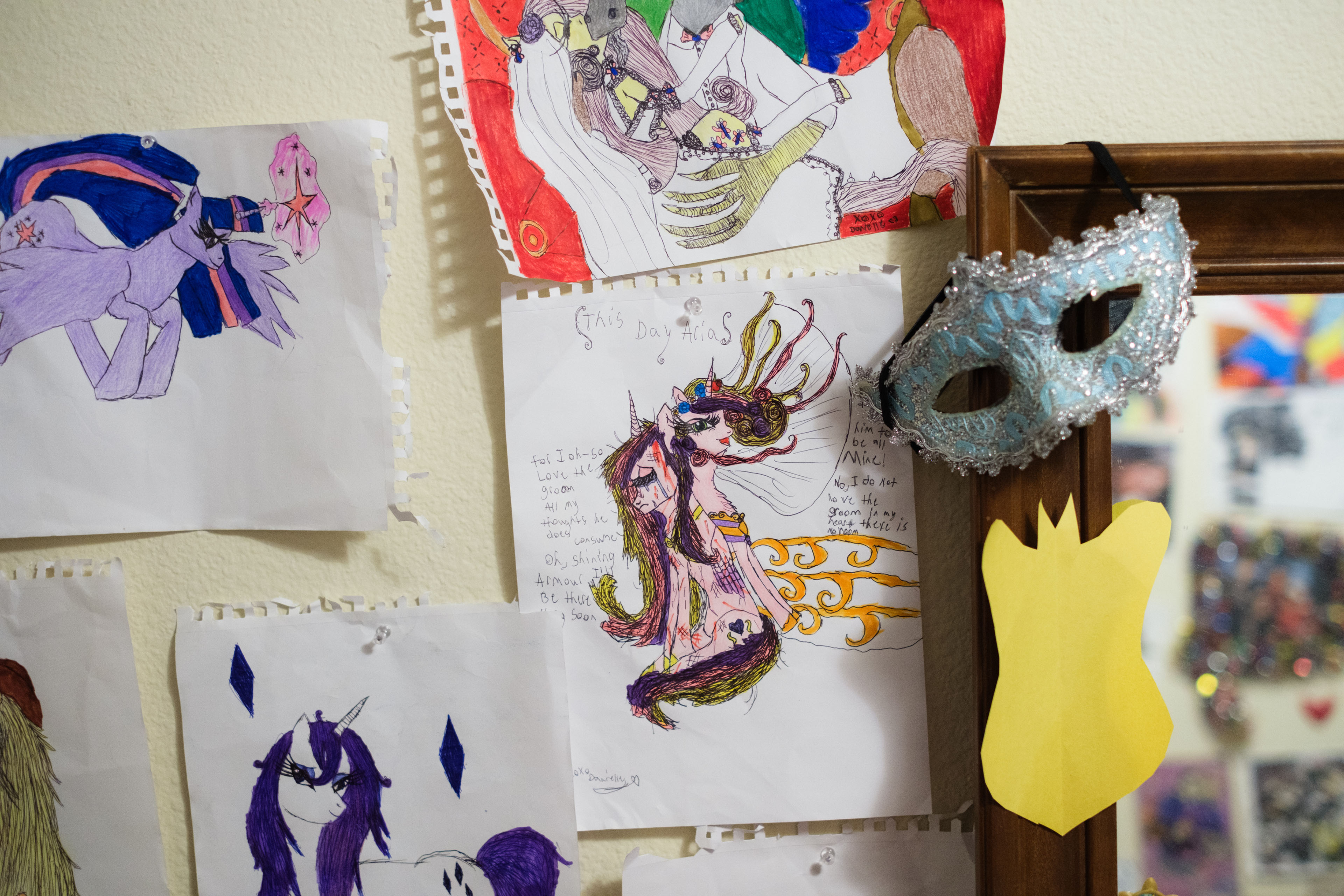 Una obra infantil inspirada en My Little Pony está pegada en la pared. La obra del centro muestra a un poni triste y a uno feliz, enfrentados.
