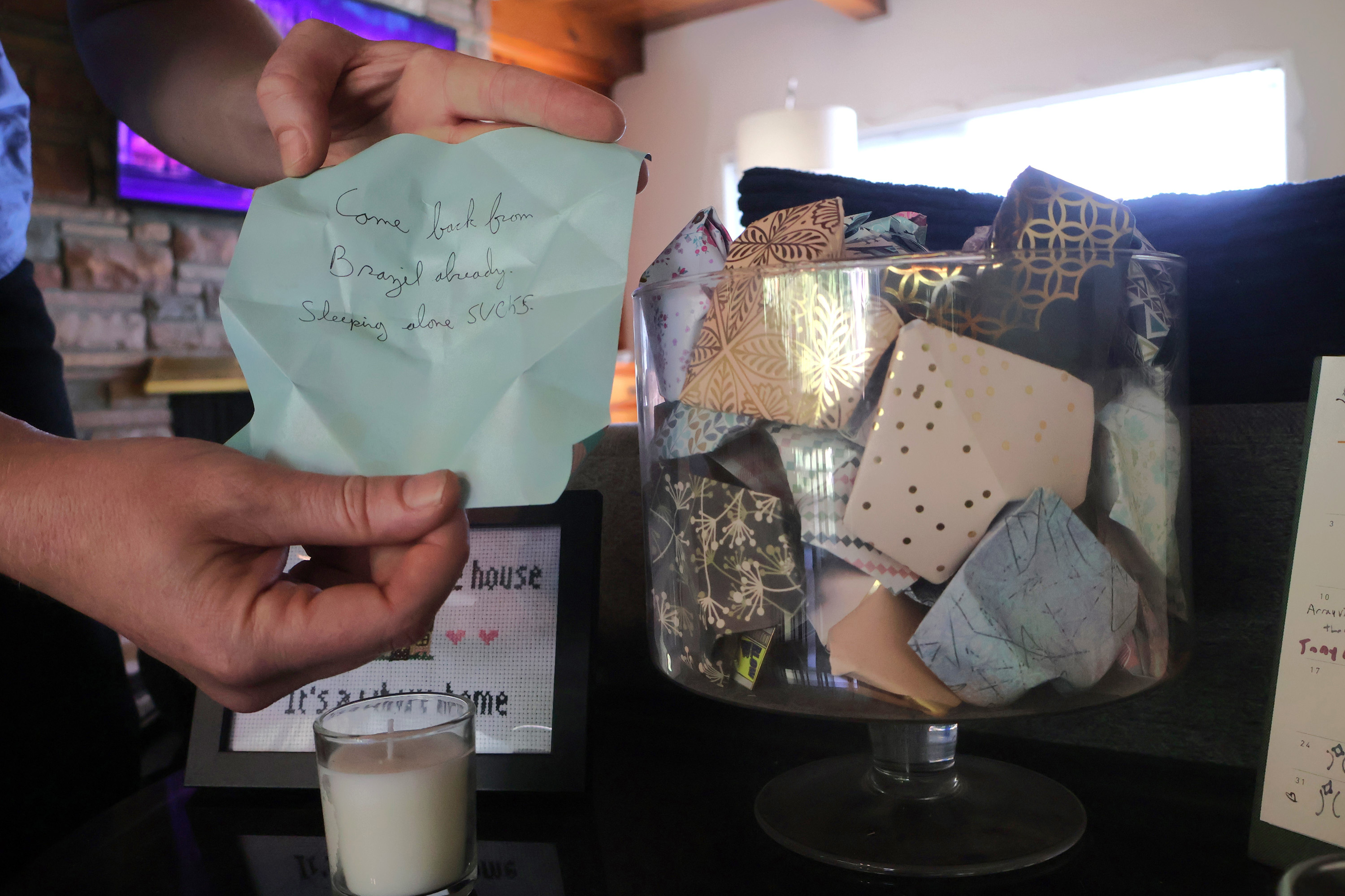 Una foto de un corazón de origami desplegado con una nota de Erika. 