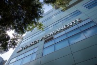 A photo of the Kaiser Permanente logo on the facade of a building.
