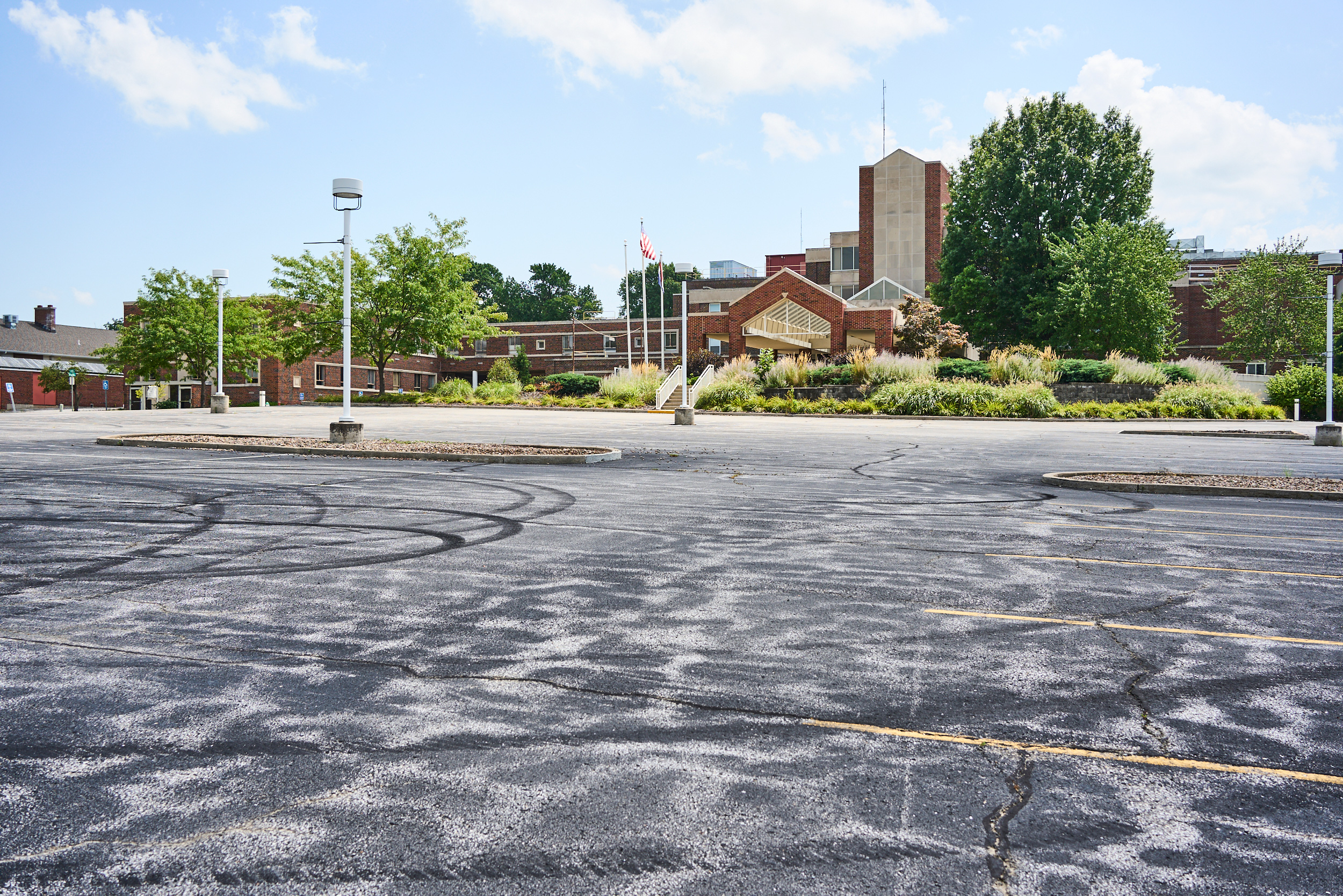 A photo of a hospital and its parking lot.