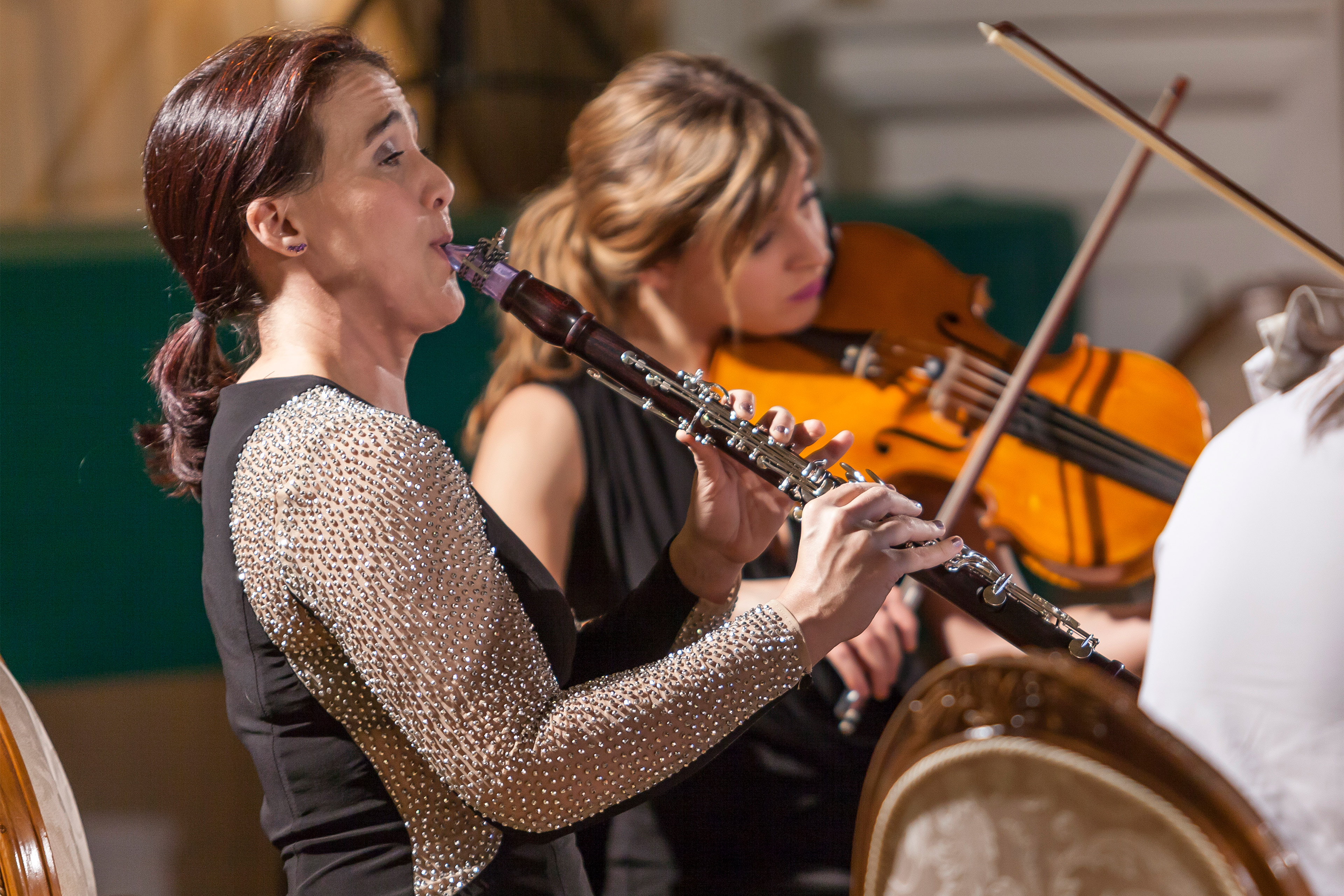 A photo shows Boja Kragulj playing the clarinet at a concert.