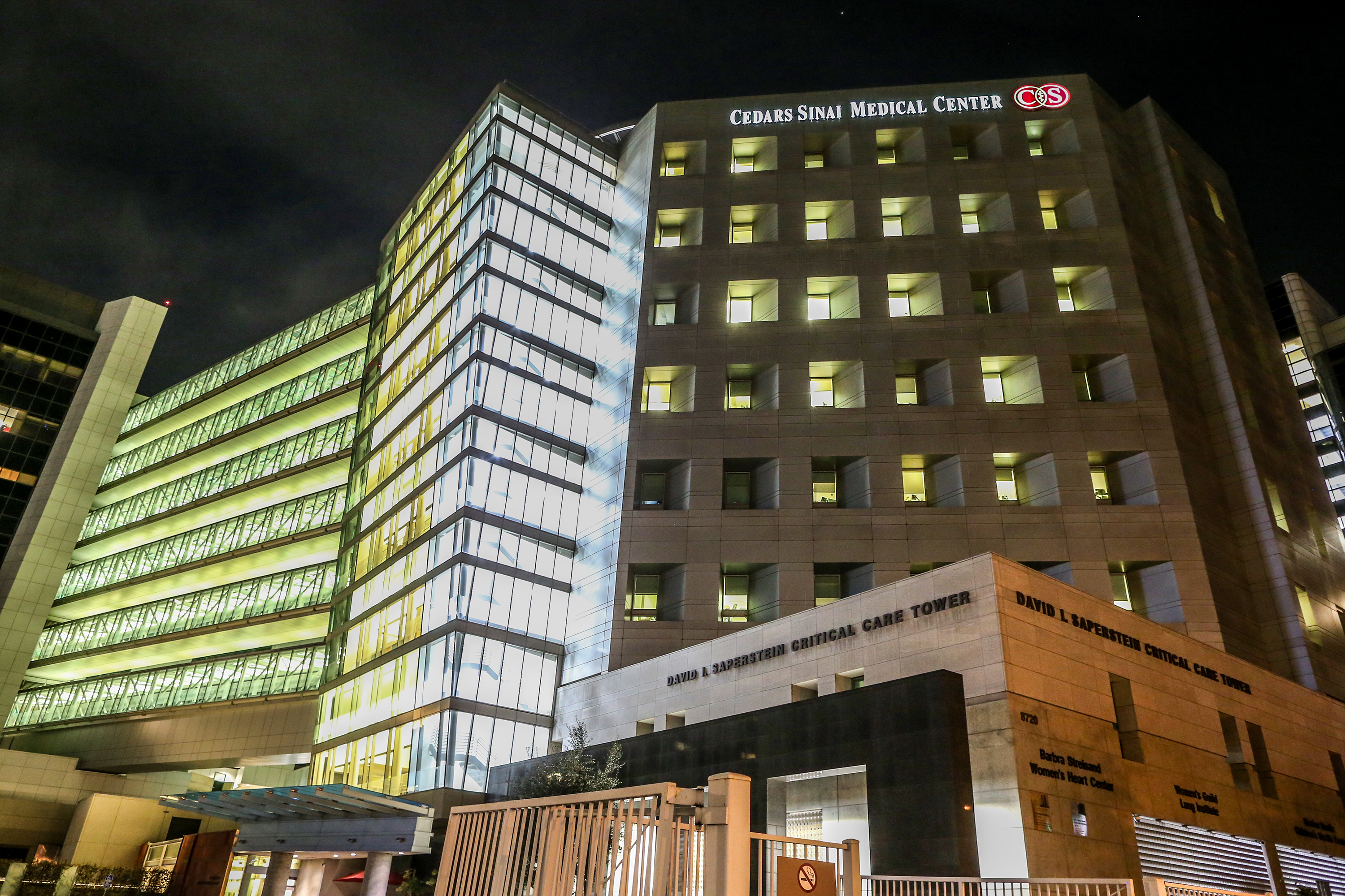 A photo of Cedars-Sinai Medical Center in Los Angeles at night.