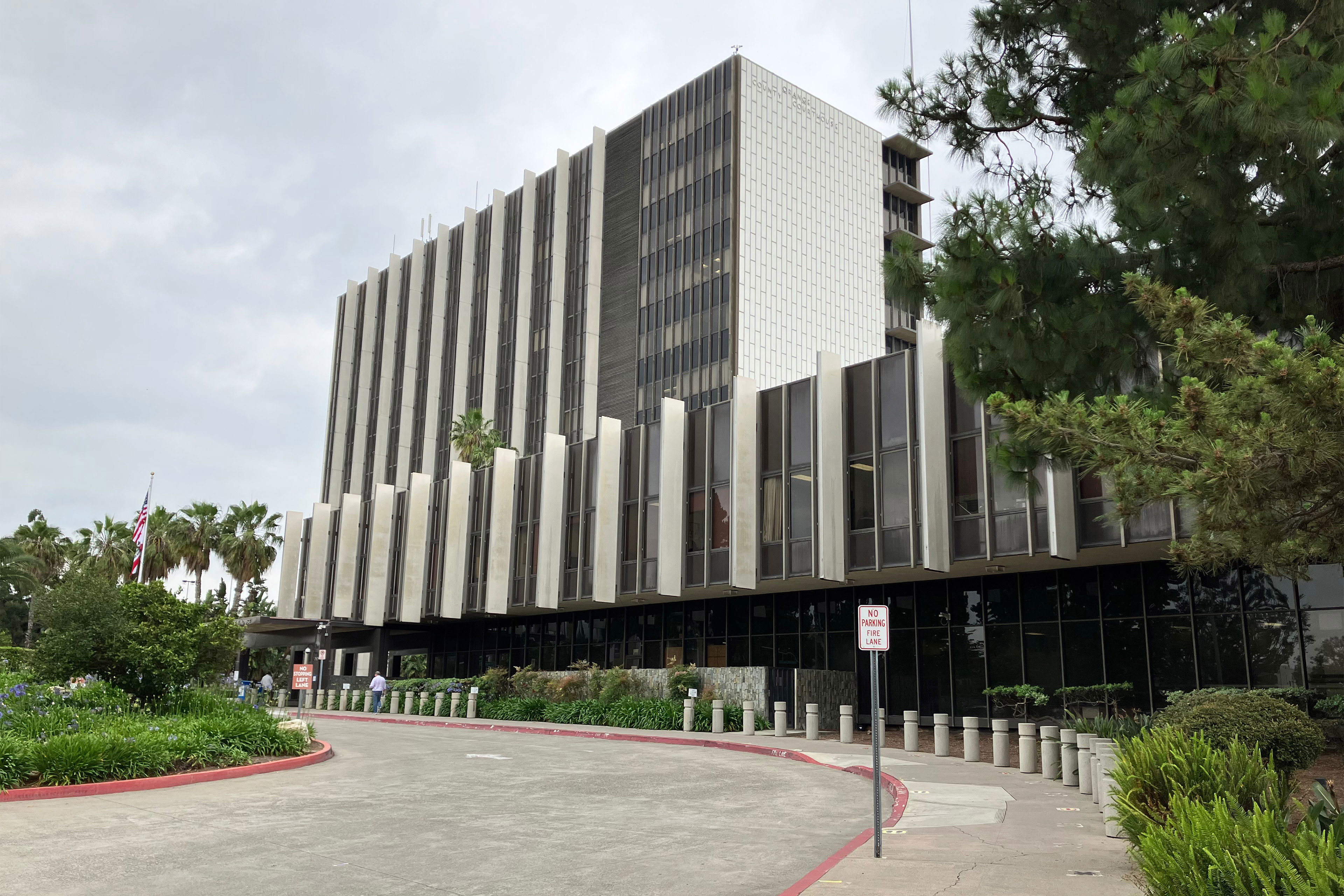A photo of the exterior of a courthouse.