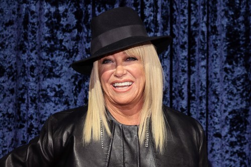 A photo of Suzanne Somers posing for a photo.