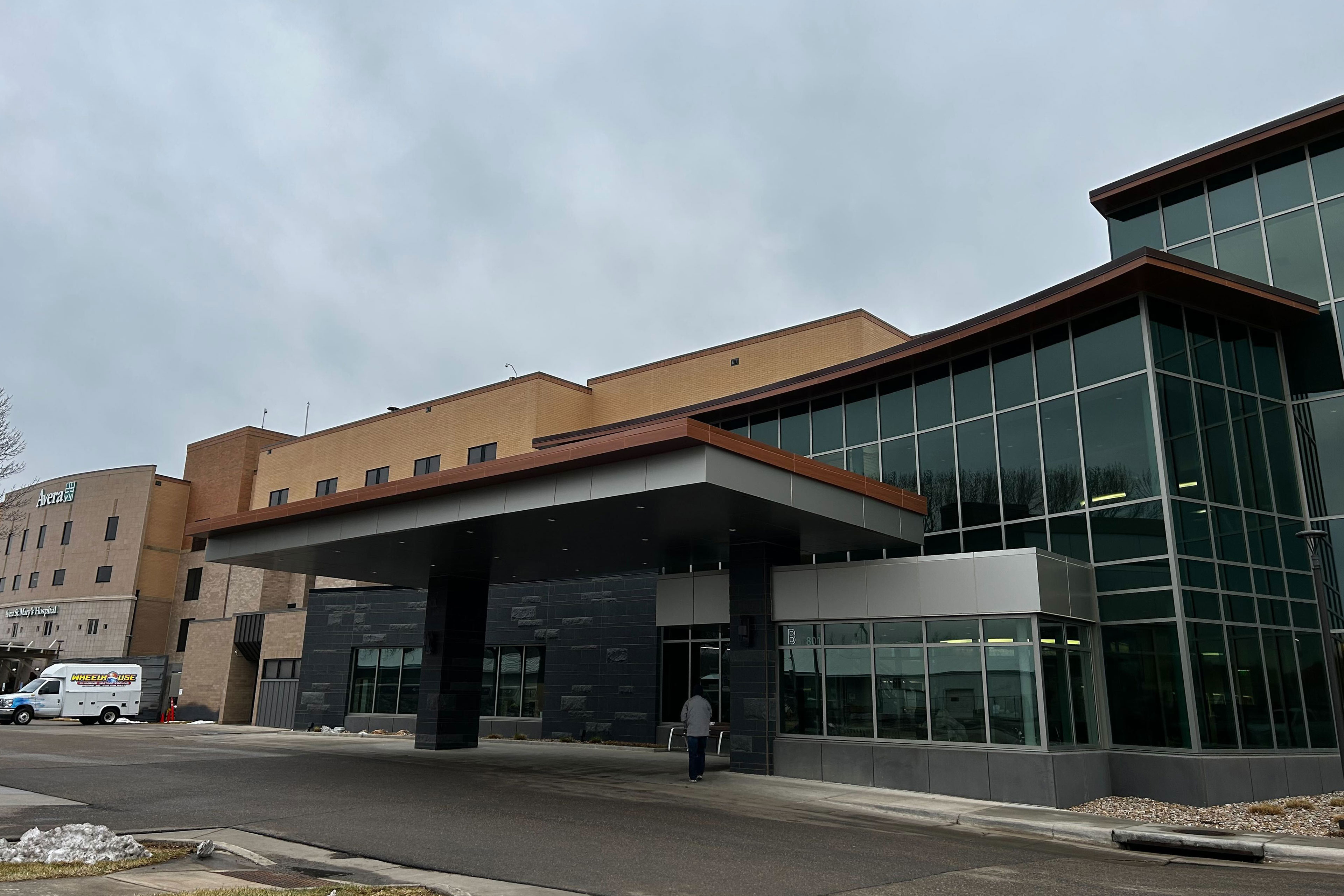 The entrance to a building where there is no sign above the portico.