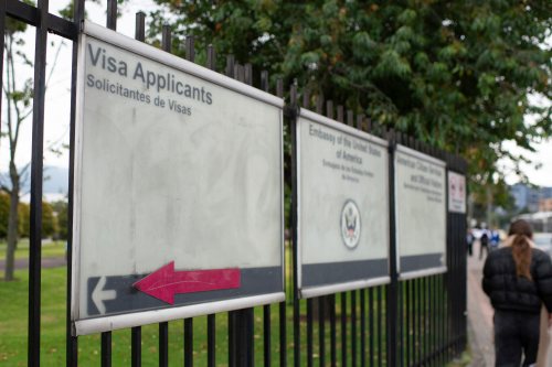 A photo of a sign that reads "Visa Applicants."