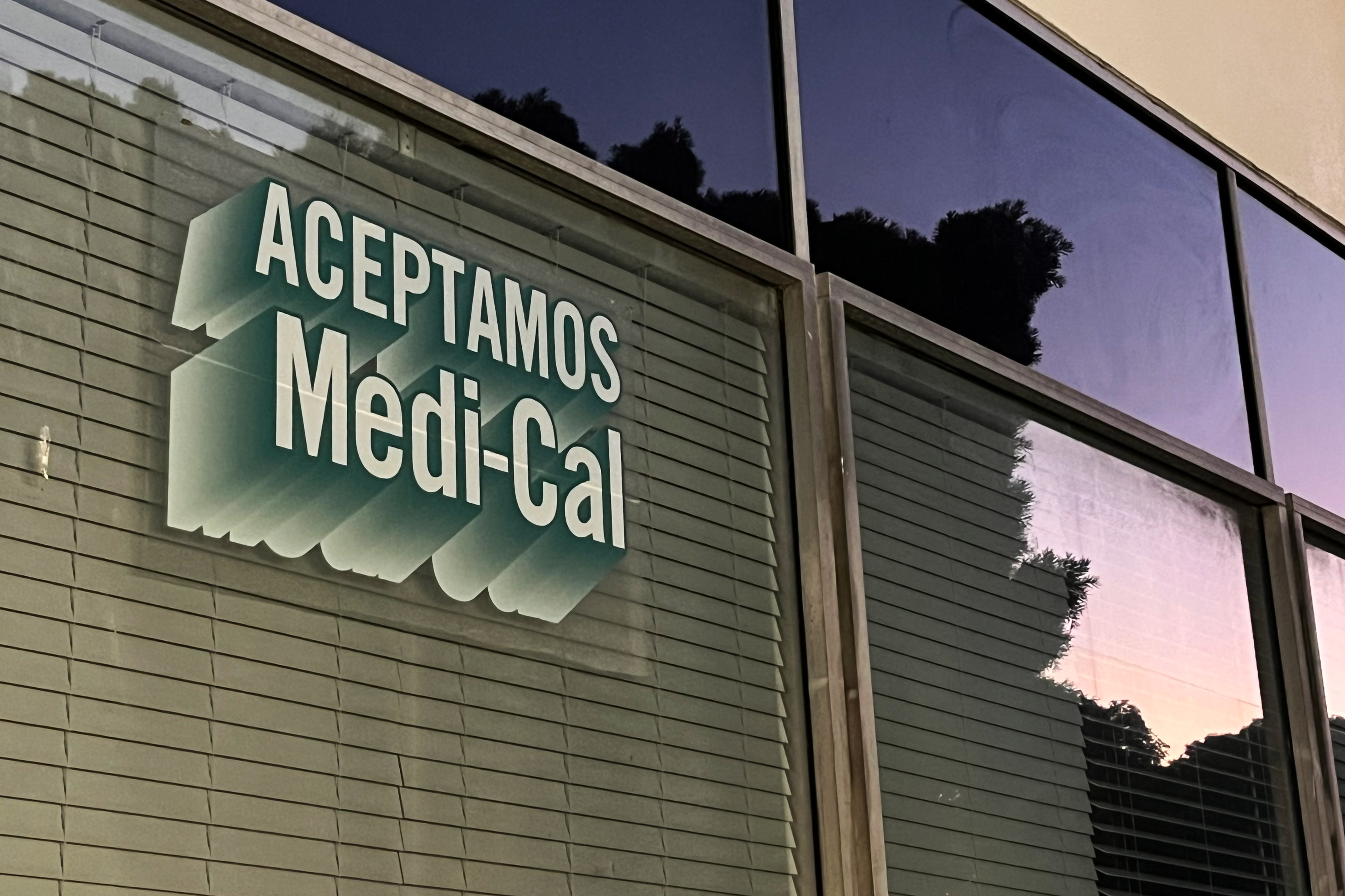 A sign printed on a window reads "Aceptamos Medi-Cal."
